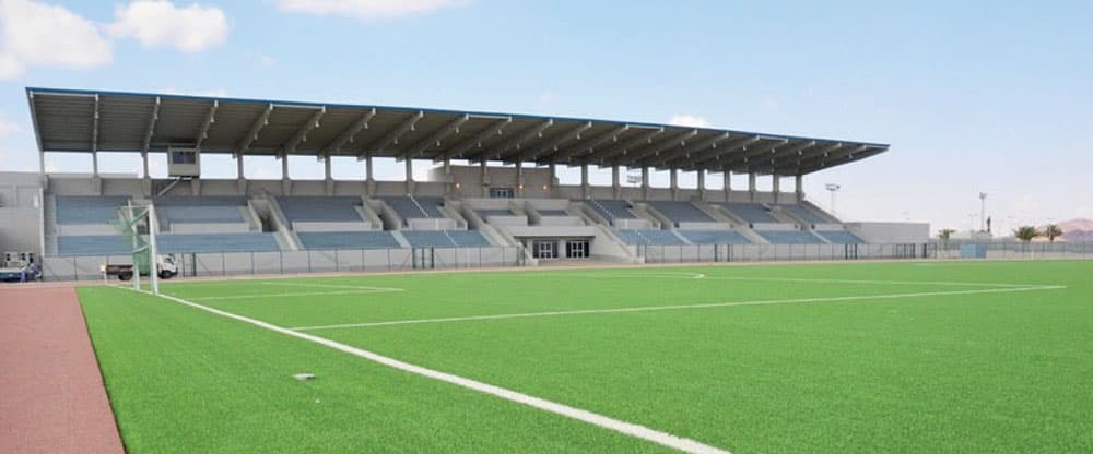 ملعب الطائي دون إنارة وكراسي