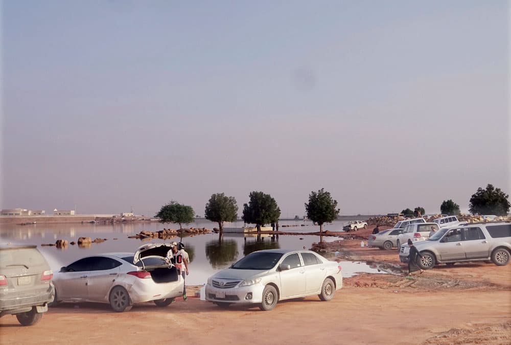 سد «مارد» في الأسياح يكتظ بالمتنزهين بعد هطول الأمطار