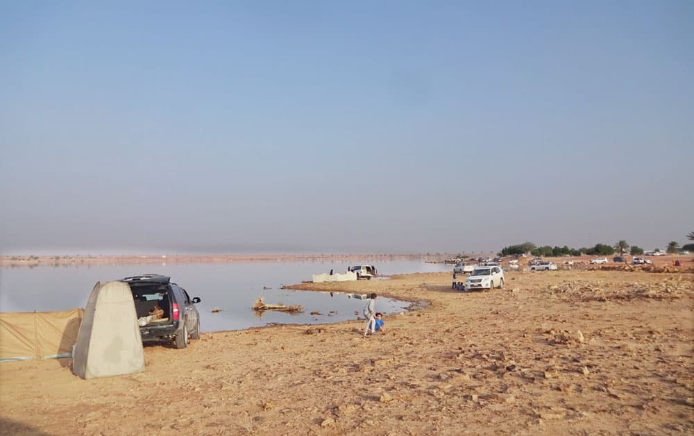 سد «مارد» في الأسياح يكتظ بالمتنزهين بعد هطول الأمطار