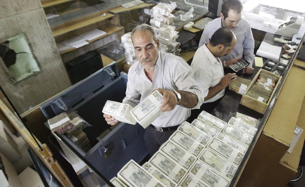 أشهر مطبعة عالمية تخفض طباعة العملات الورقية 25 %