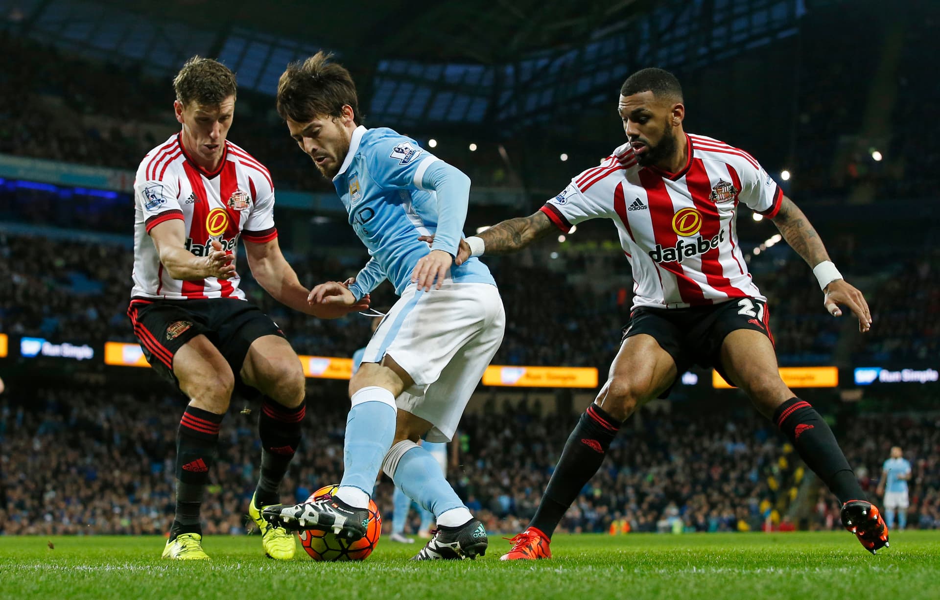 قصة مصورة: ليفربول يسقط ليستر .. ومصير فان غال في مهب الريح .. وبداية خجولة لهيدينك