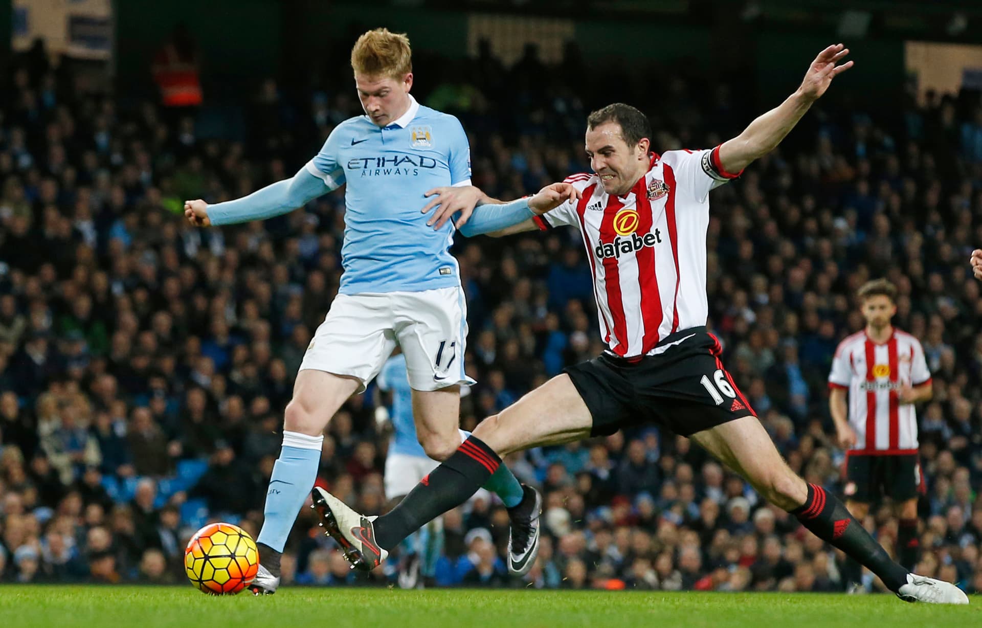 قصة مصورة: ليفربول يسقط ليستر .. ومصير فان غال في مهب الريح .. وبداية خجولة لهيدينك