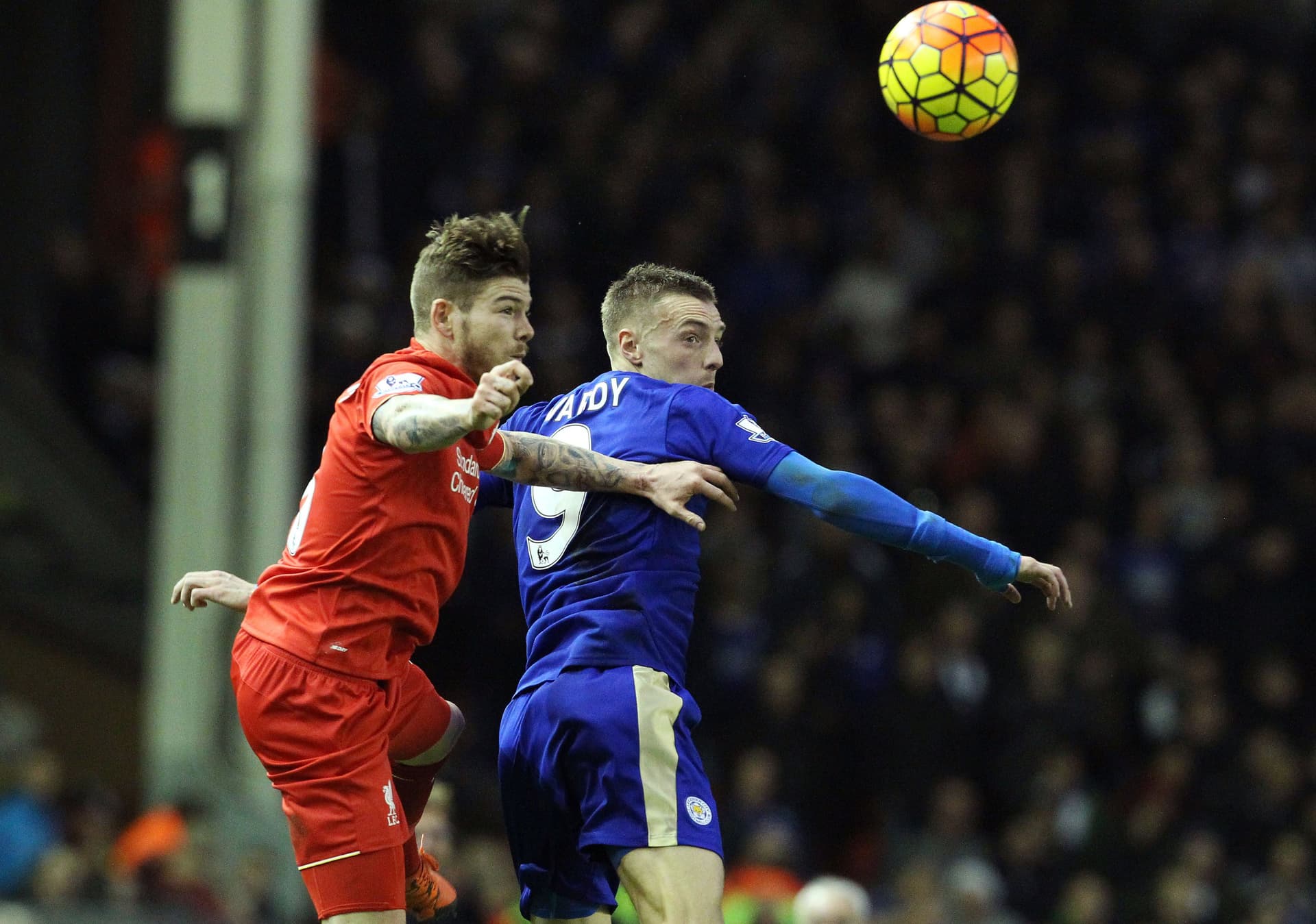 قصة مصورة: ليفربول يسقط ليستر .. ومصير فان غال في مهب الريح .. وبداية خجولة لهيدينك