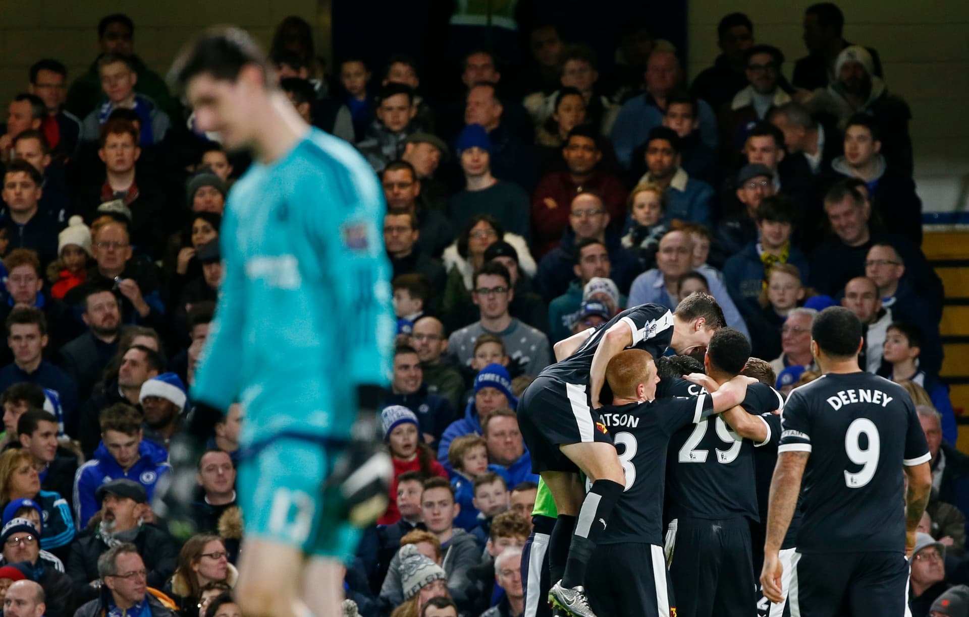 قصة مصورة: ليفربول يسقط ليستر .. ومصير فان غال في مهب الريح .. وبداية خجولة لهيدينك