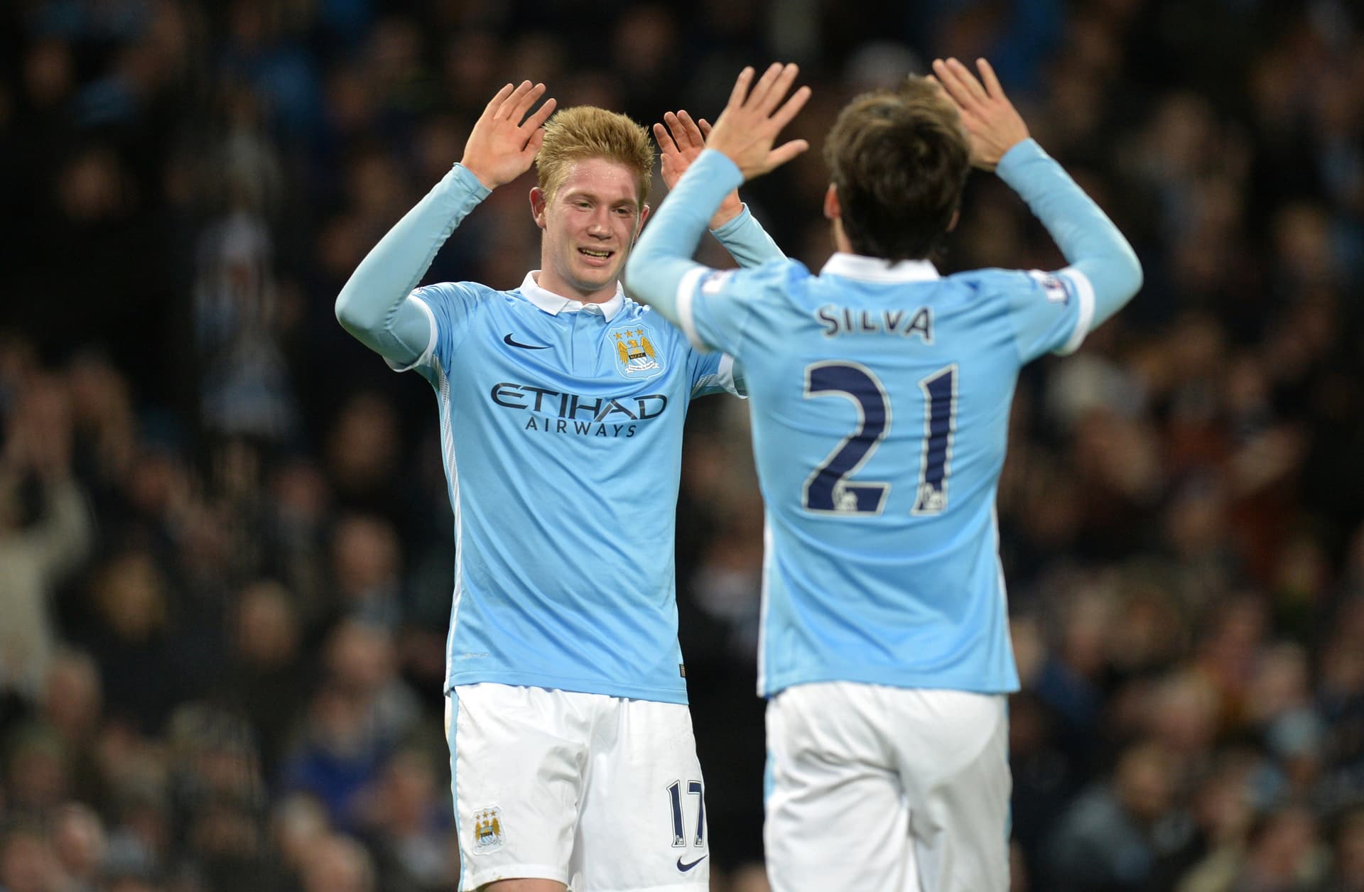 قصة مصورة: ليفربول يسقط ليستر .. ومصير فان غال في مهب الريح .. وبداية خجولة لهيدينك