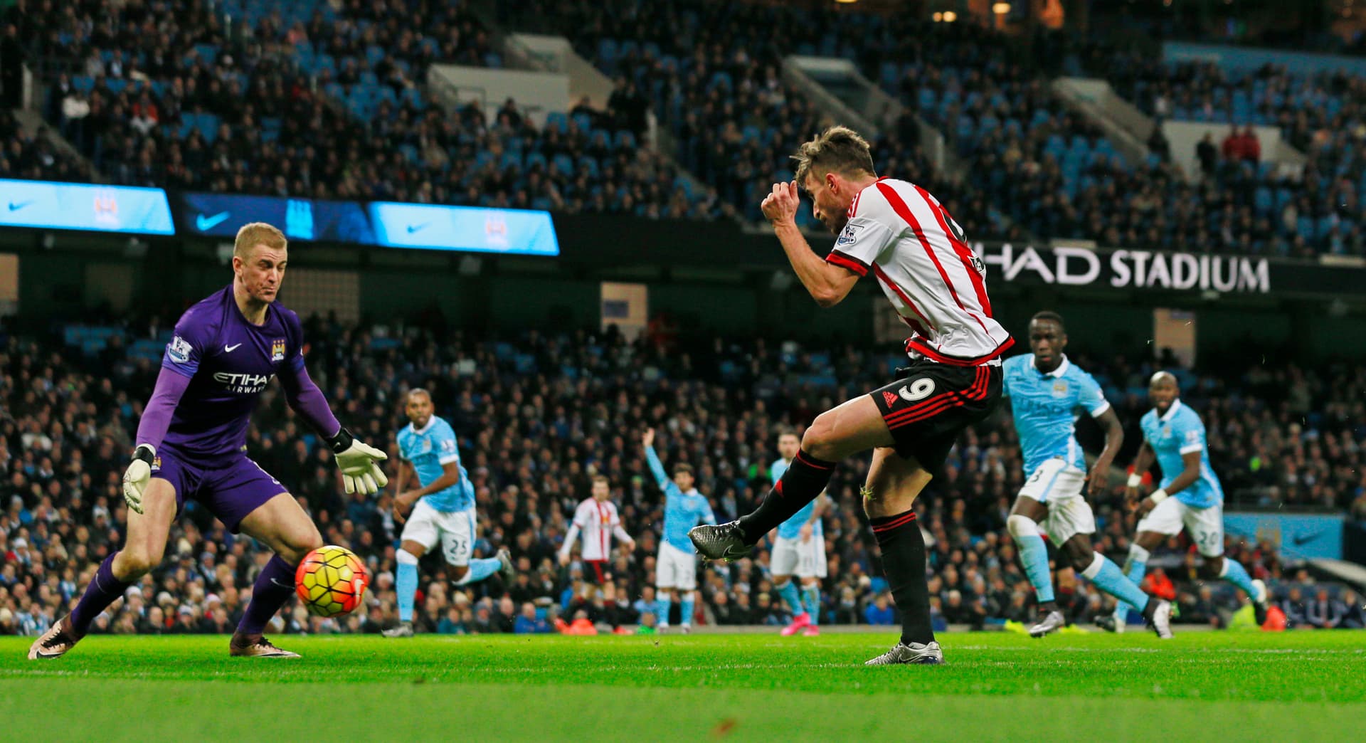 قصة مصورة: ليفربول يسقط ليستر .. ومصير فان غال في مهب الريح .. وبداية خجولة لهيدينك