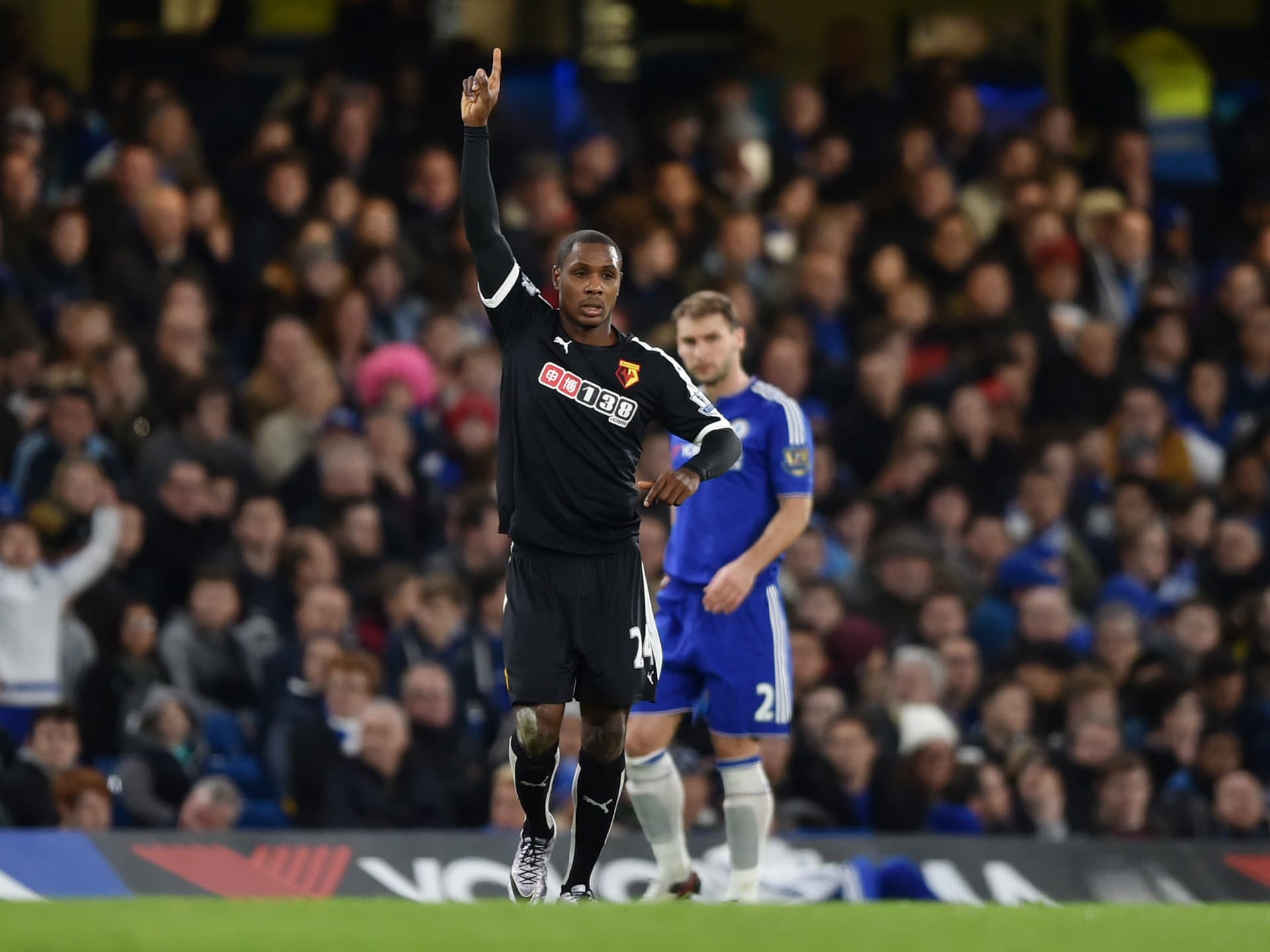 قصة مصورة: ليفربول يسقط ليستر .. ومصير فان غال في مهب الريح .. وبداية خجولة لهيدينك