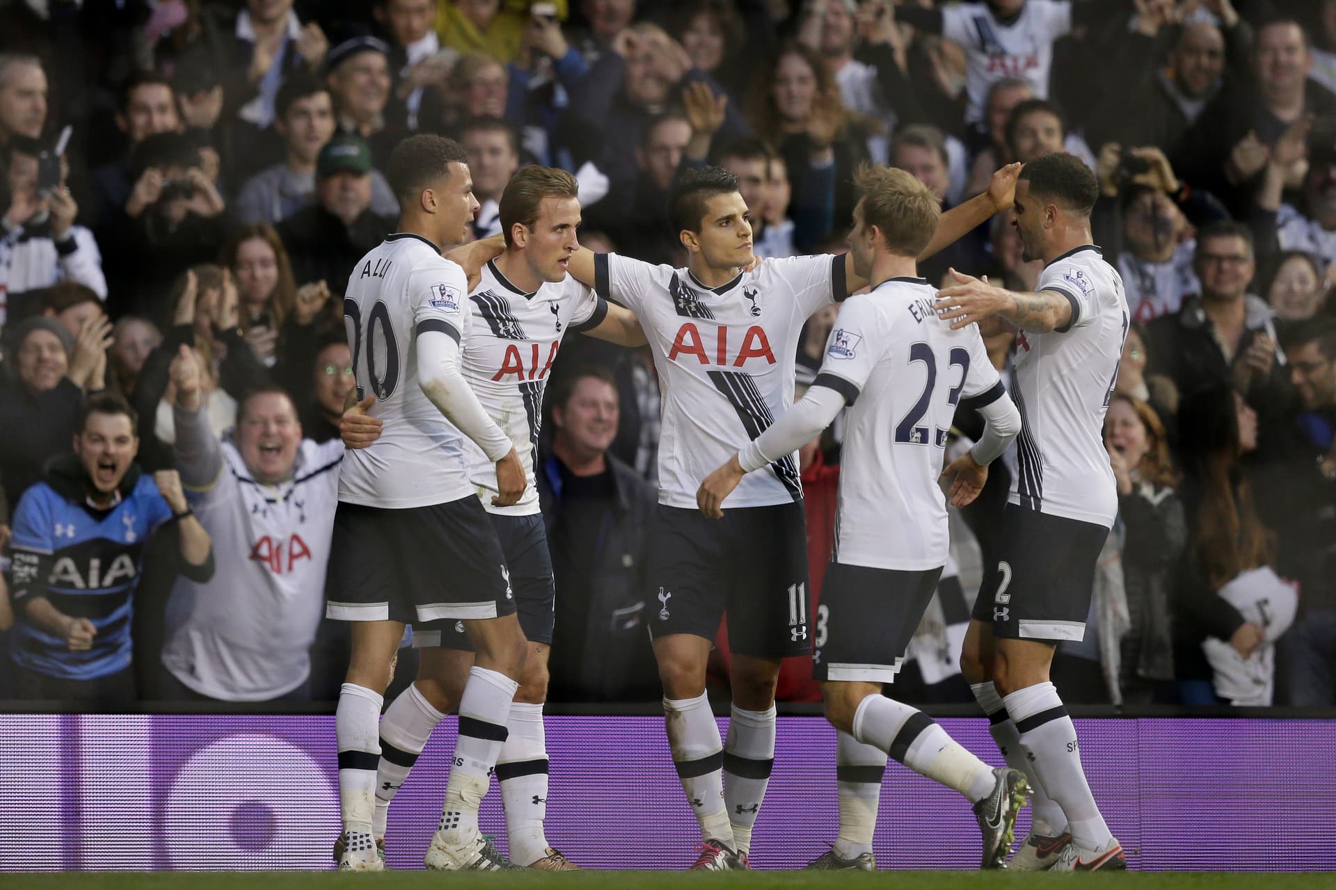 قصة مصورة: ليفربول يسقط ليستر .. ومصير فان غال في مهب الريح .. وبداية خجولة لهيدينك