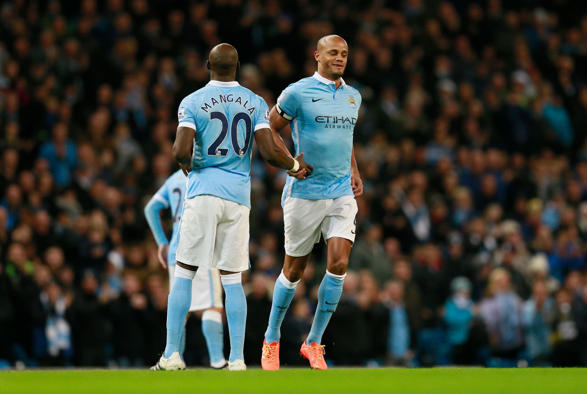 قصة مصورة: ليفربول يسقط ليستر .. ومصير فان غال في مهب الريح .. وبداية خجولة لهيدينك