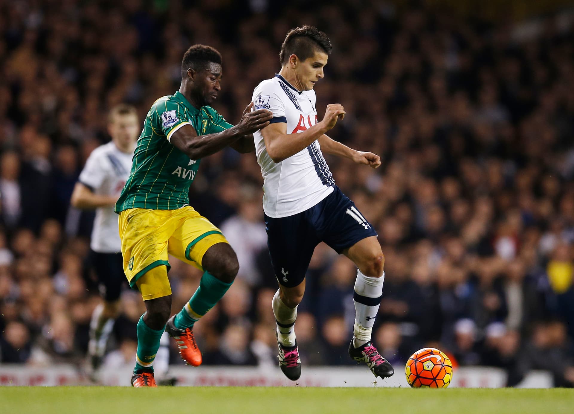 قصة مصورة: ليفربول يسقط ليستر .. ومصير فان غال في مهب الريح .. وبداية خجولة لهيدينك
