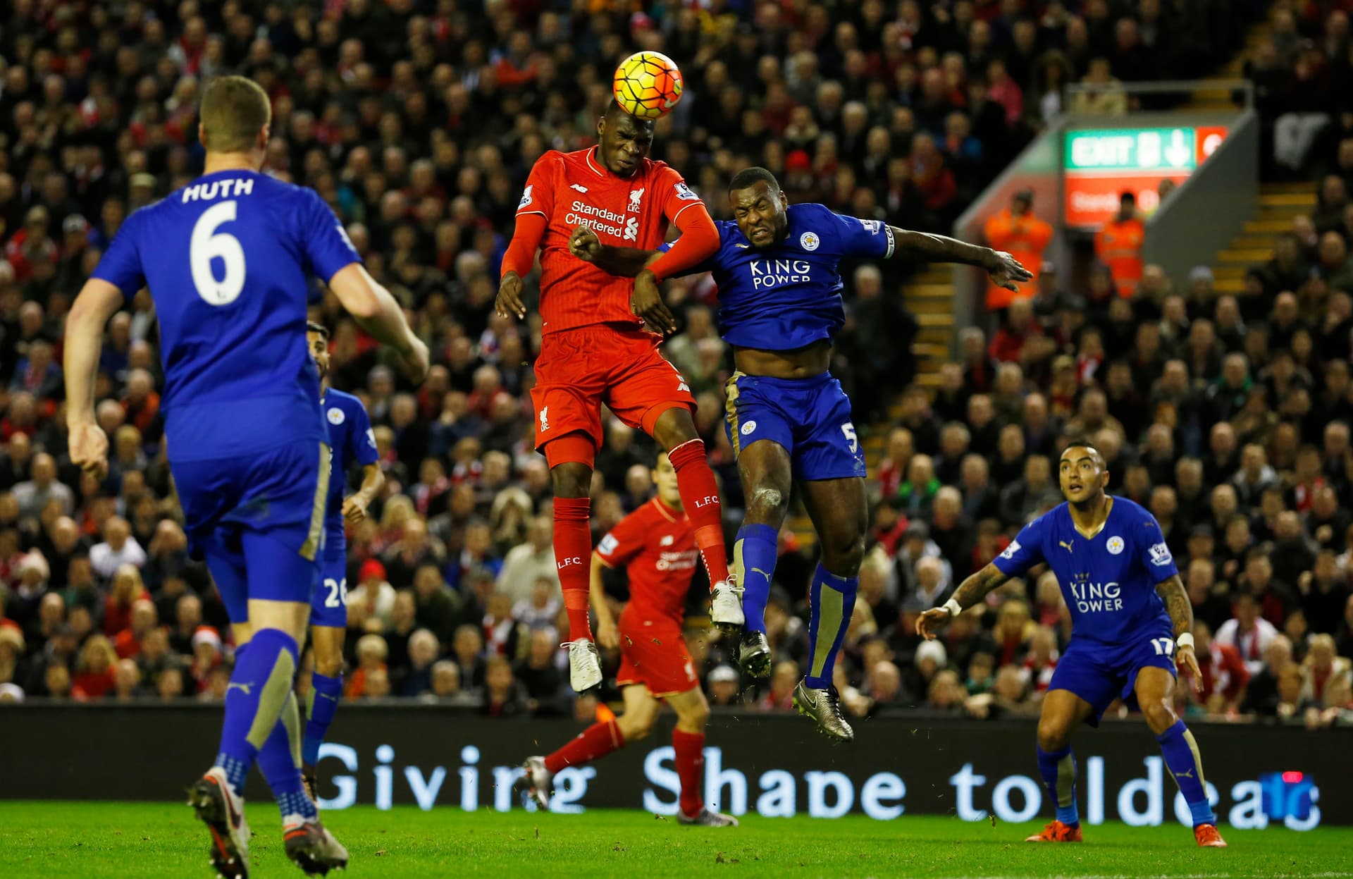 قصة مصورة: ليفربول يسقط ليستر .. ومصير فان غال في مهب الريح .. وبداية خجولة لهيدينك