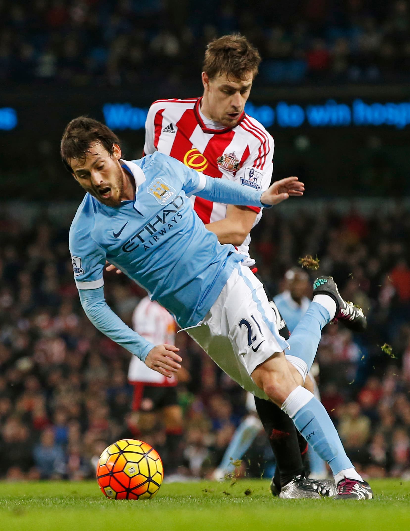 قصة مصورة: ليفربول يسقط ليستر .. ومصير فان غال في مهب الريح .. وبداية خجولة لهيدينك