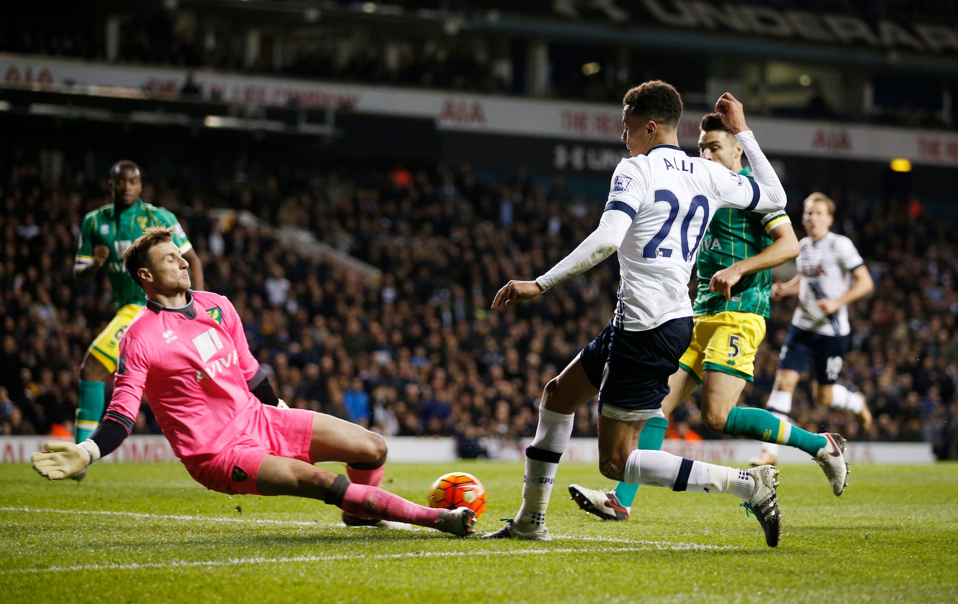 قصة مصورة: ليفربول يسقط ليستر .. ومصير فان غال في مهب الريح .. وبداية خجولة لهيدينك