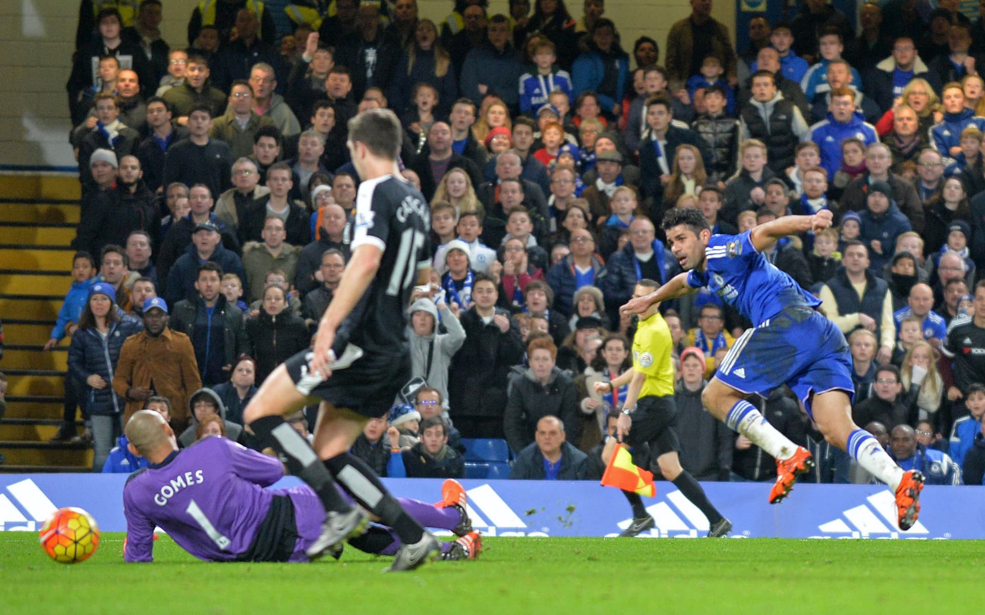 قصة مصورة: ليفربول يسقط ليستر .. ومصير فان غال في مهب الريح .. وبداية خجولة لهيدينك