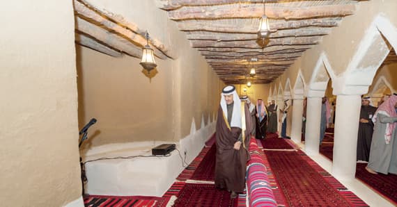 مسجد قراشة التاريخي يستقبل مصليه بعد إعادة ترميمه بـ «الطين»