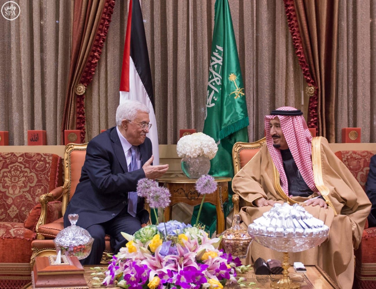 خادم الحرمين يعقد اجتماعاً مع الرئيس الفلسطيني