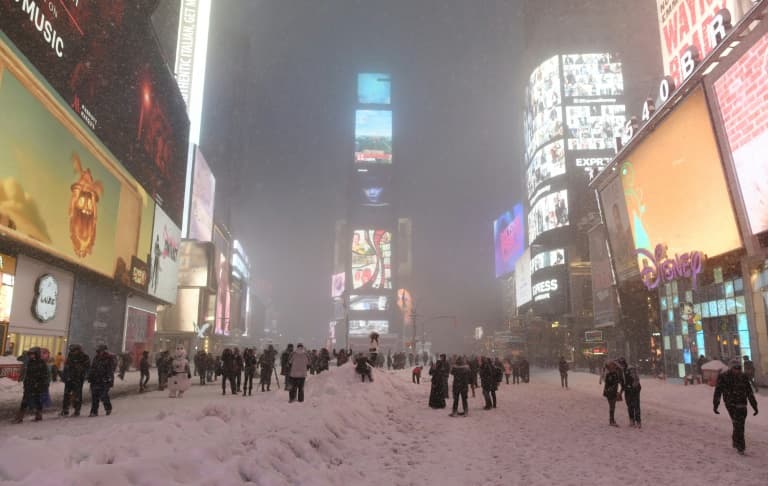 الثلج يغطي ساحة التايمز سكوير في نيويورك جراء العاصفة الثلجية التي تضرب شرق الولايات المتحدة.