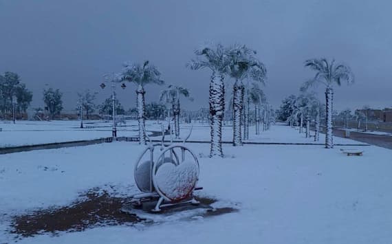 لأول مرة منذ أكثر من  60 عاما .. ثلوج في رفحاء