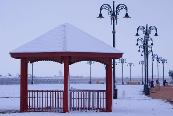 لأول مرة منذ أكثر من  60 عاما .. ثلوج في رفحاء