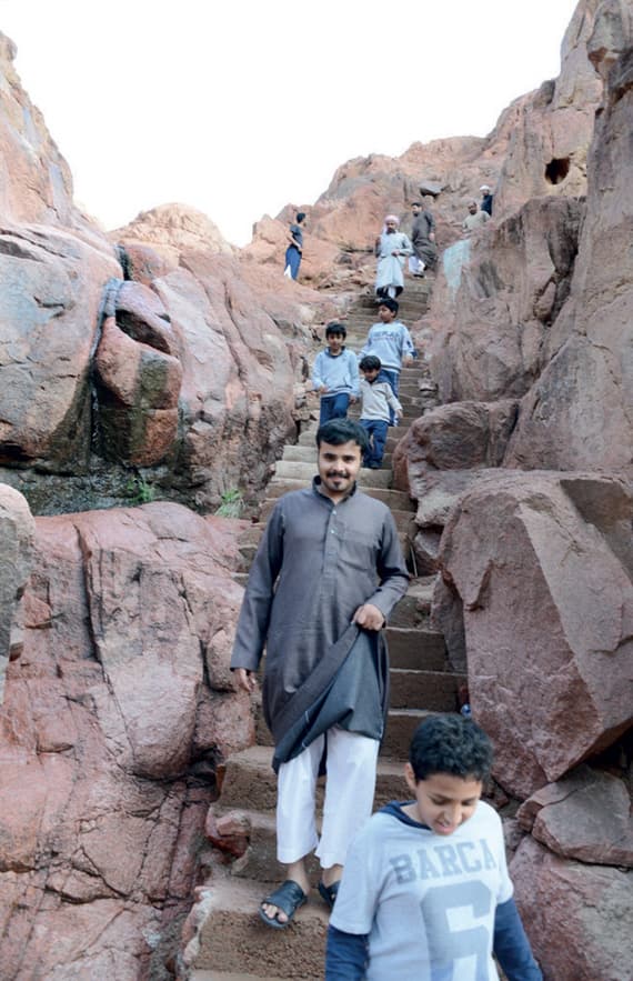 «أجا» و «سلمى» .. مقصد المتنزهين