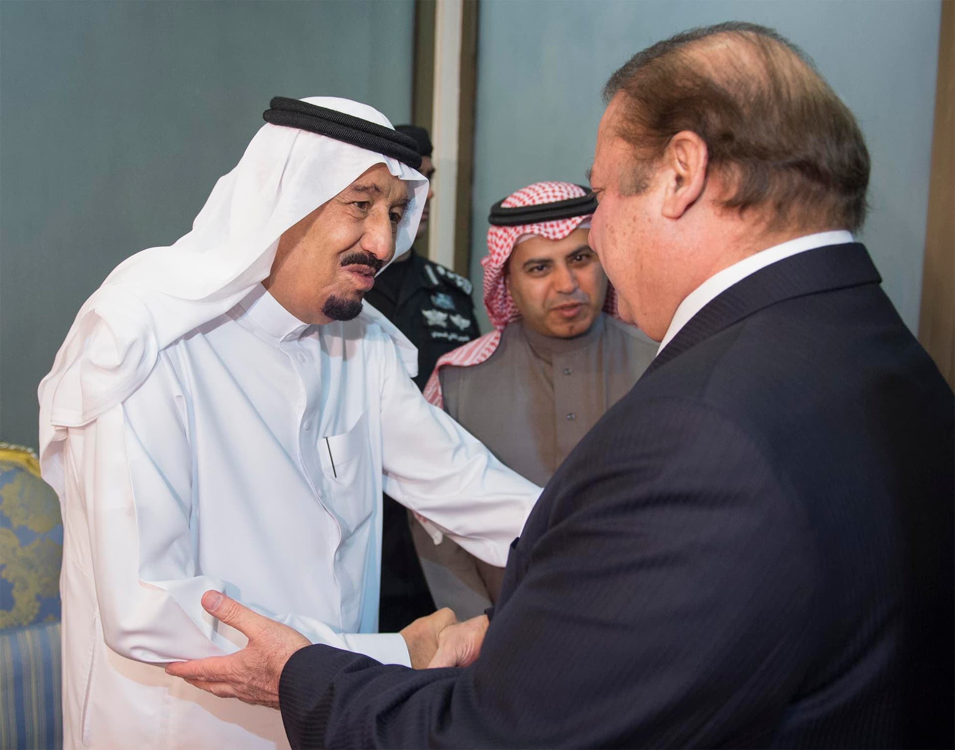 خادم الحرمين الشريفين يستقبل القادة الذين قدموا لحضور المناورة الختامية لتمرين رعد الشمال