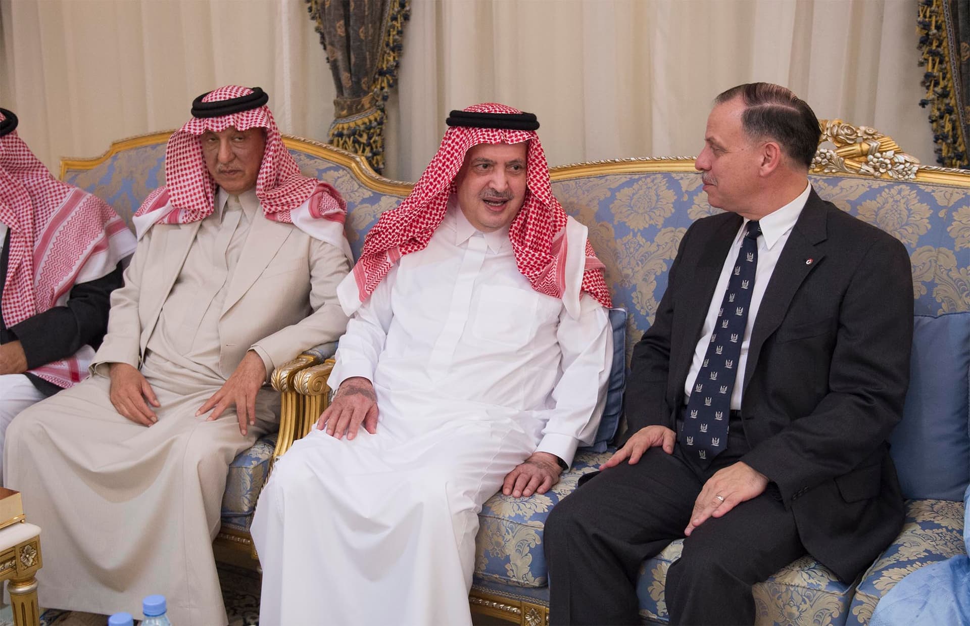 خادم الحرمين الشريفين يستقبل القادة الذين قدموا لحضور المناورة الختامية لتمرين رعد الشمال