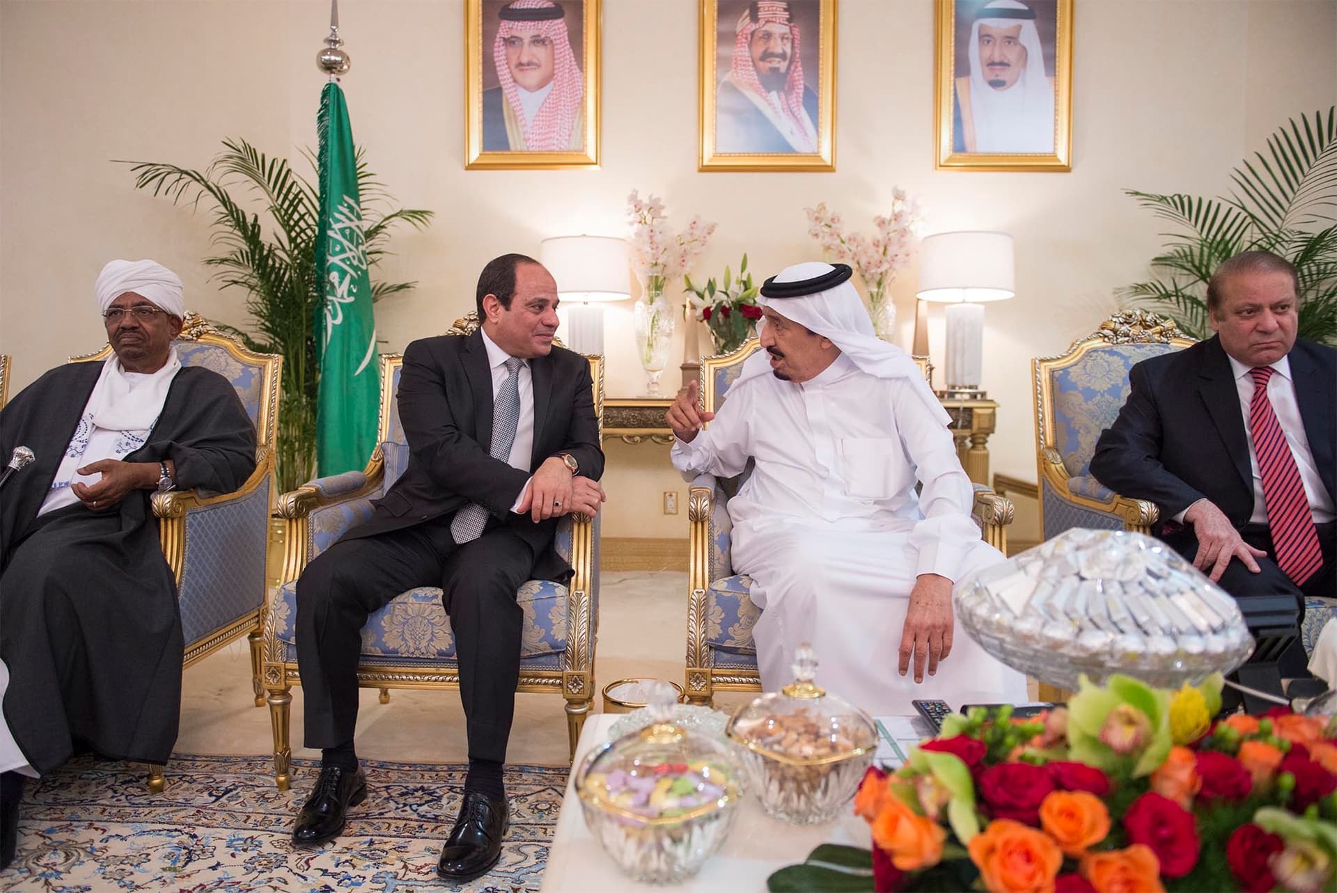 خادم الحرمين الشريفين يستقبل القادة الذين قدموا لحضور المناورة الختامية لتمرين رعد الشمال