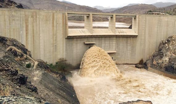 فتح بوابة «سد نجران» يشعل التواصل الاجتماعي .. و«المياه»: إجراء روتيني