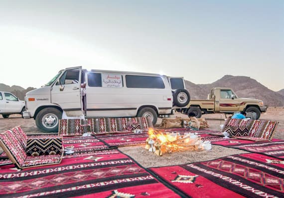 سيارات الرحلات البرية المتنقلة تفتح منافذ اقتصادية للعاطلين