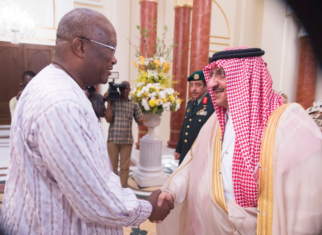 ولي العهد يبحث مع رئيس بوركينا فاسو تعزيز مسارات التنسيق بين البلدين