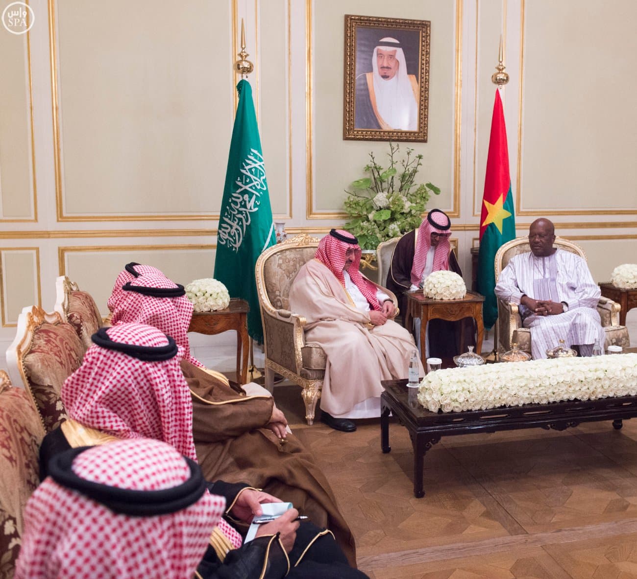 ولي العهد يبحث مع رئيس بوركينا فاسو تعزيز مسارات التنسيق بين البلدين