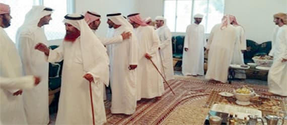 إماراتي يزوج 6 من بناته على فنجان قهوة وتمر
