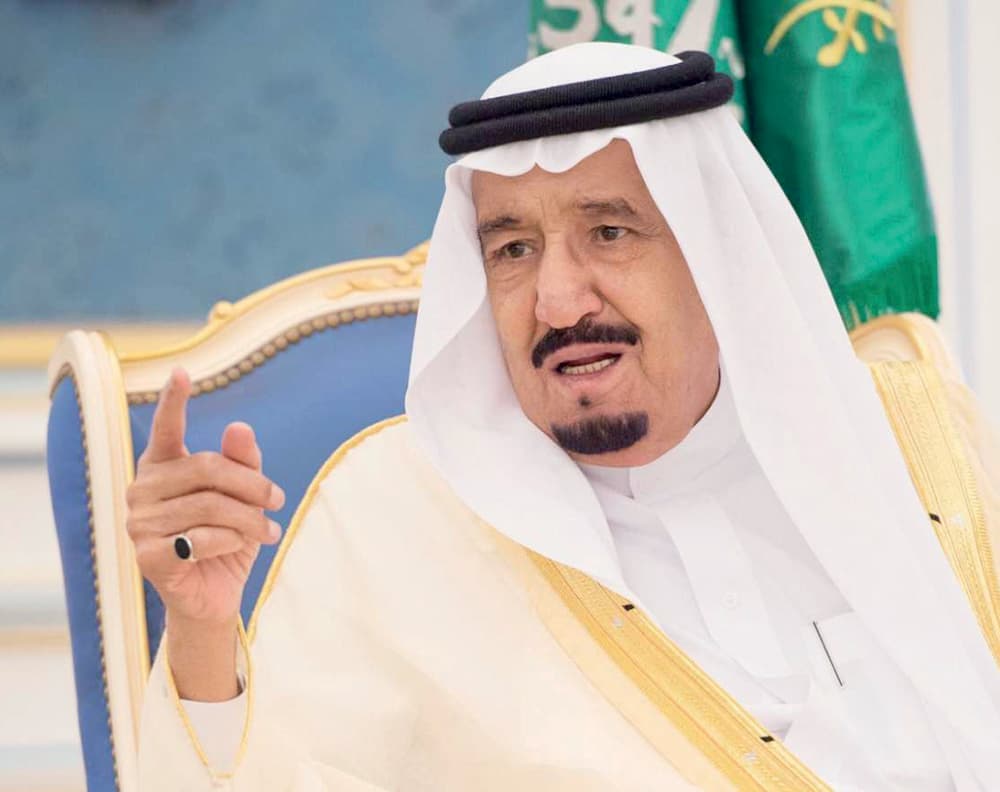 خادم الحرمين يستقبل الأمراء والمفتي والعلماء وجموعا من المواطنين