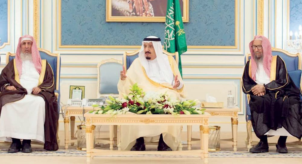 خادم الحرمين يستقبل الأمراء والمفتي والعلماء وجموعا من المواطنين