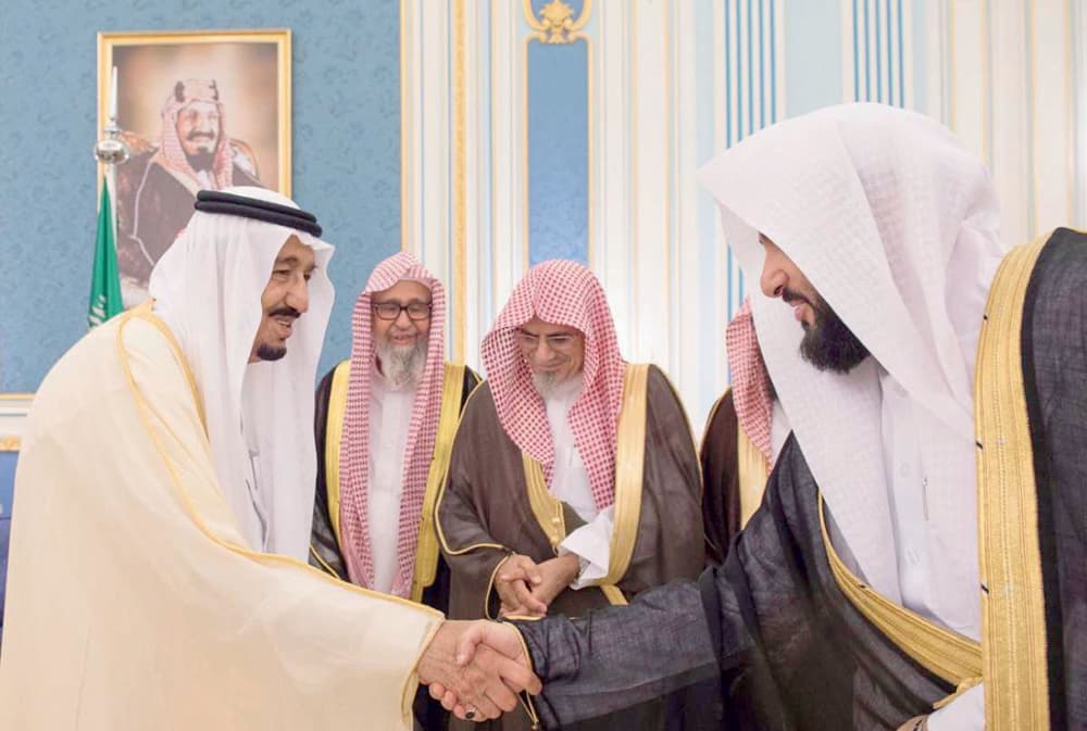 خادم الحرمين يستقبل الأمراء والمفتي والعلماء وجموعا من المواطنين