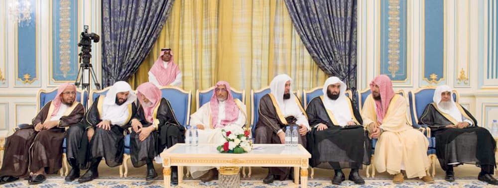 خادم الحرمين يستقبل الأمراء والمفتي والعلماء وجموعا من المواطنين