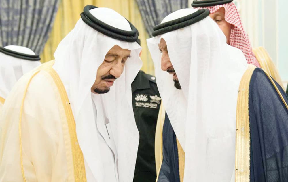 خادم الحرمين يستقبل الأمراء والمفتي والعلماء وجموعا من المواطنين