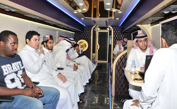 "هدف" يوفر فرعا متنقلا لخدمة قطاع الاتصالات