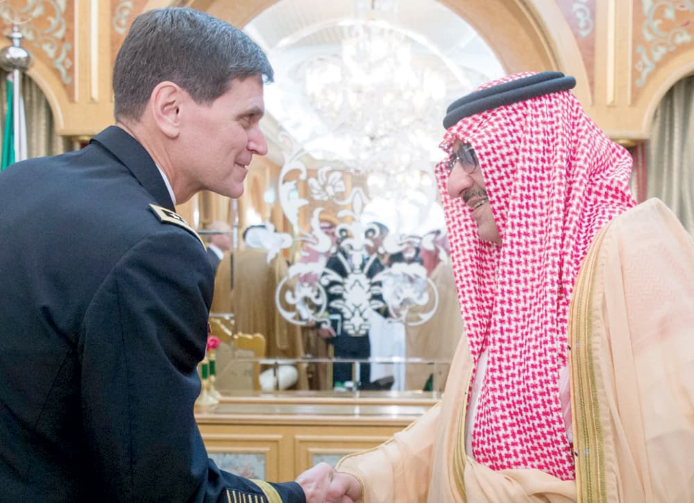 خادم الحرمين يستعرض مع قائد القيادة المركزية الأمريكية العلاقات الثنائية بين البلدين