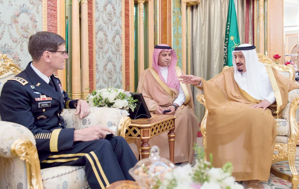 خادم الحرمين يستعرض مع قائد القيادة المركزية الأمريكية العلاقات الثنائية بين البلدين