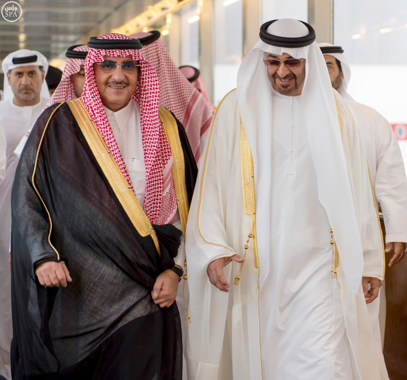 محمد بن زايد يصل إلى جدة .. وولي العهد في إستقباله