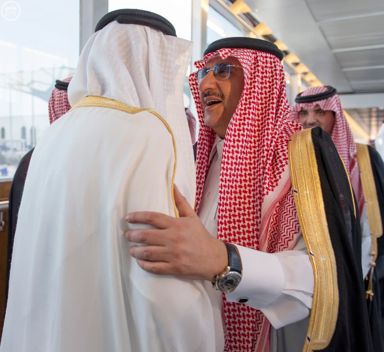 محمد بن زايد يصل إلى جدة .. وولي العهد في إستقباله