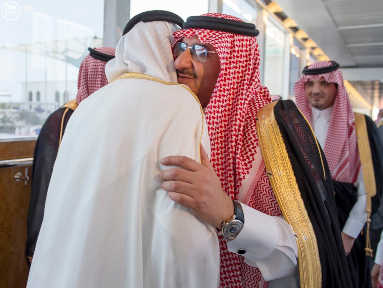 محمد بن زايد يصل إلى جدة .. وولي العهد في إستقباله