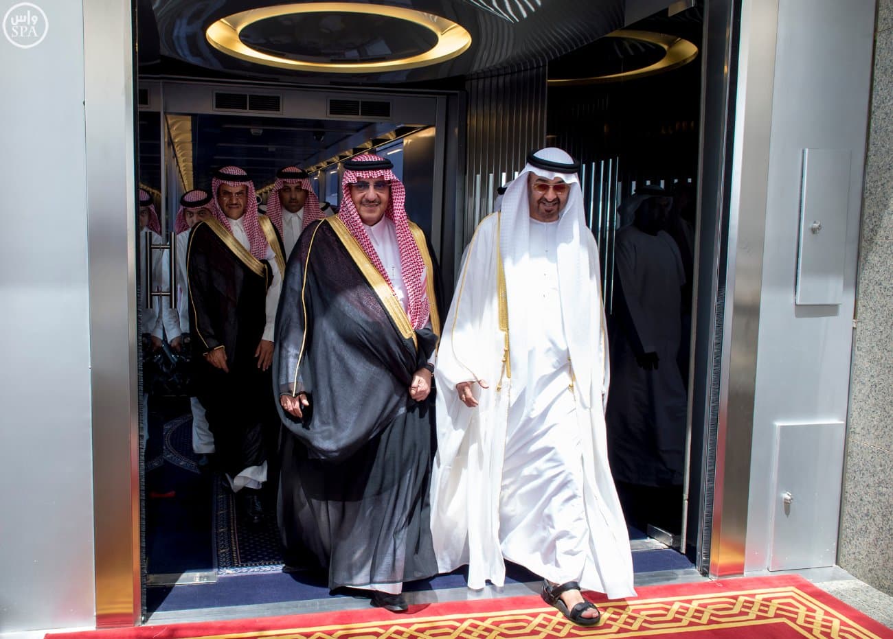 محمد بن زايد يصل إلى جدة .. وولي العهد في إستقباله