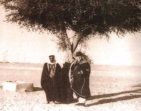 أبو سعود .. سياسي بريطاني أرضعته بدوية فعشق الصحراء