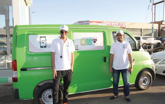 معوق يقود شابا إلى مشروع سيارة متنقلة لصيانة «الجوالات»