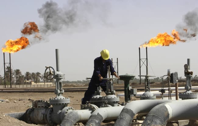 النفط يتراجع 1 % مع تجدد المخاوف من زيادة الانتاج