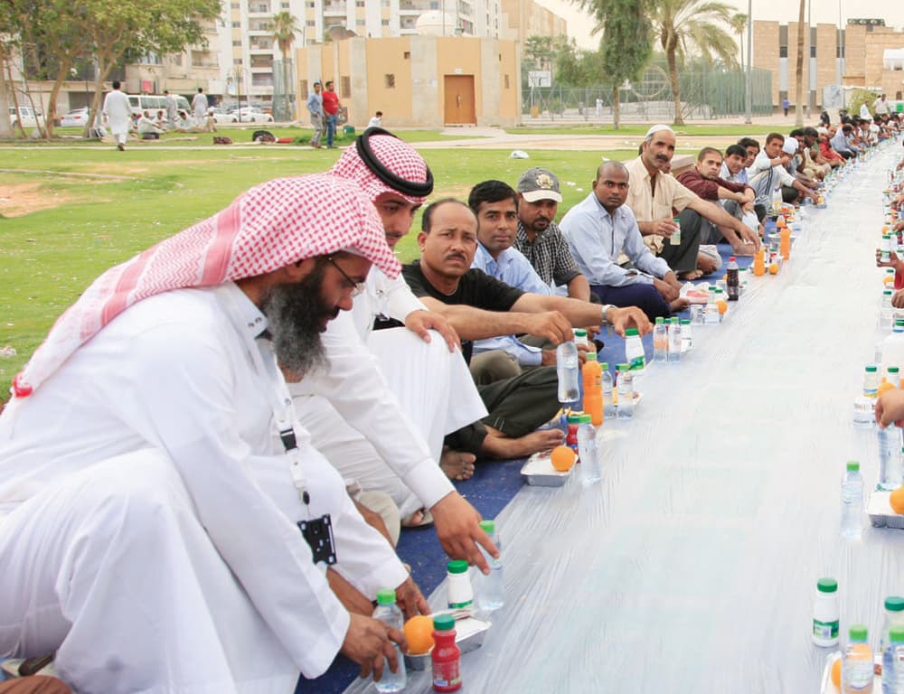 خيام إفطار الصائمين .. علامة بارزة تميز الأحياء والطرقات في السعودية