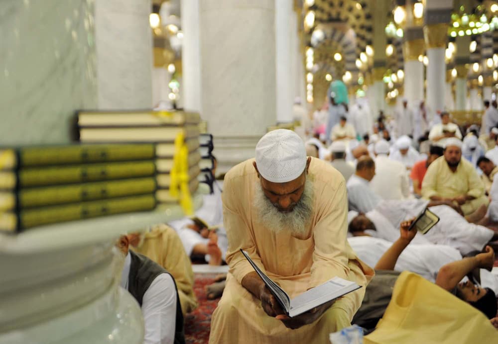 زوار المسجد النبوي يتسابقون على قراءة القرآن في شهر رمضان المبارك