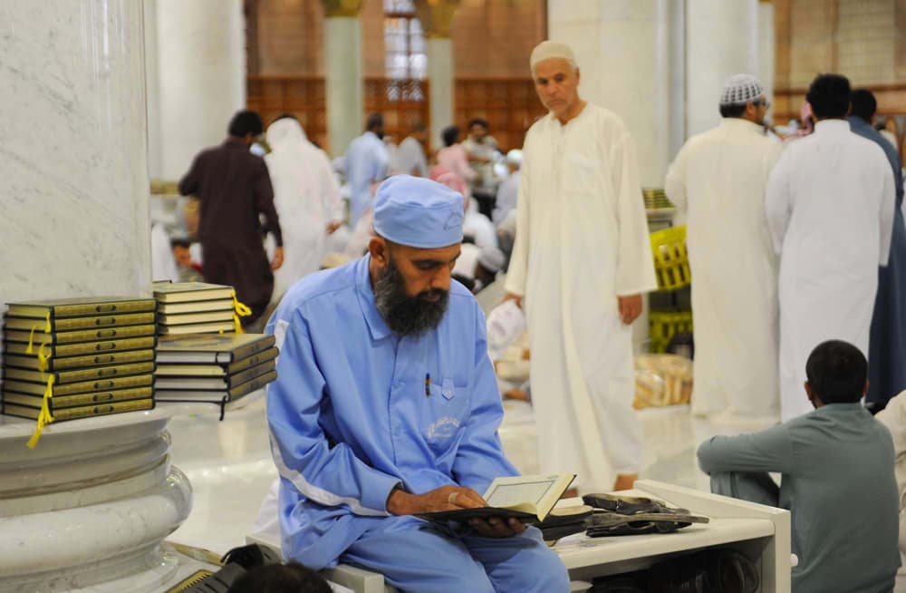 زوار المسجد النبوي يتسابقون على قراءة القرآن في شهر رمضان المبارك